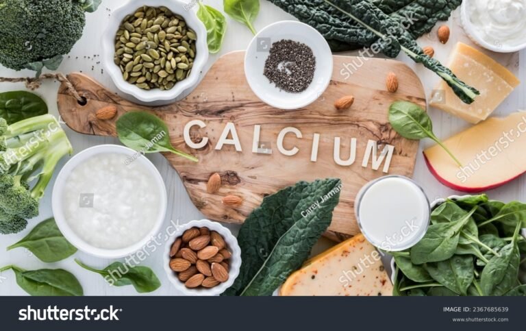 variedad semillas ricas en calcio sobre fondo madera